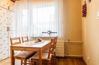 NA PREDAJ: CENTRUM: 2 izb.byt + ŠATNIK, 2x BALKON + PIVNICA - 2