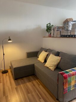 Sivý rohový rozkladací gauč. SCONTO - 2