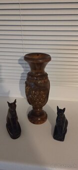 Vyrezávaná drevená váza, motív hrozno, dub - 2