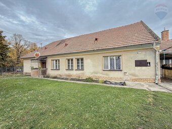 Na predaj priestranný vidiecky rodinný dom v obci Baka, poze - 2