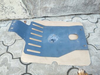 Predám spodný kryt agregátu na Lada 2107 - 2