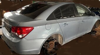Chevrolet Cruze 1.6 2012 Predám MOTOR F16D4 DVERE a iné pre - 2