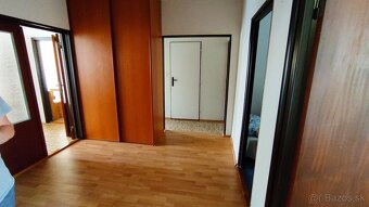 Priestranný 4-izbový byt s 3 loggiami na prenájom – Karlova - 2