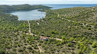 Lastovo: Stavebný pozemok pre rodinný dom v jednej z najpoko - 2