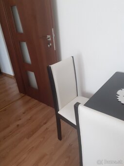Predám jedálenský stôl a 4 stoličky - 2