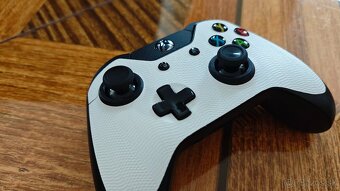 Xbox Wireless Controller (model 1697) - 2
