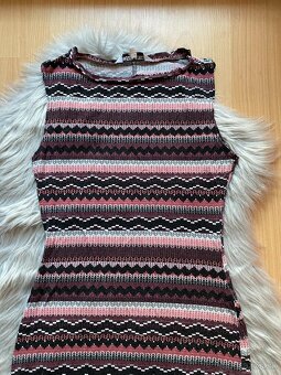 2x obtiahnuté šaty - 2