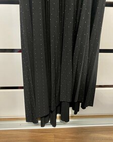 Dámska čierna asymetrická plisovaná sukňa veľkosť XS - 2