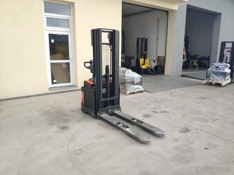 ručný elektrický vzv BT SWE120, vidly 1,4m, zdvih 415cm - 2