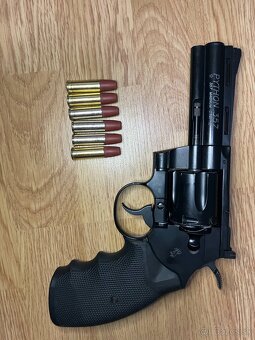 Airsoft revolver - 2