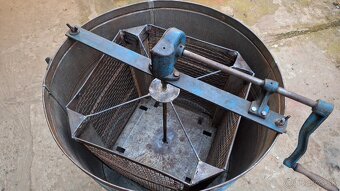 Predám medomet na 4 rámiky - 2