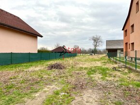Rovinatý stavebný pozemok v obci Beluša - 2