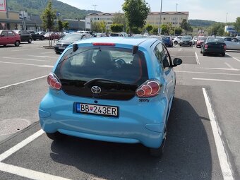 TOYOTA AYGO 1.0 Benzín svetlomodrá metalíza 5-dverí - 2