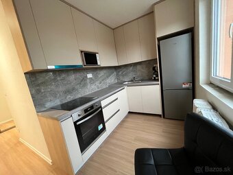 Krásny slnečný 2 izbový novozrekonštruovaný byt - 2