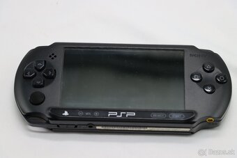 PSP E1004 Street + 4GB karta + 7 hier + krabica - 2
