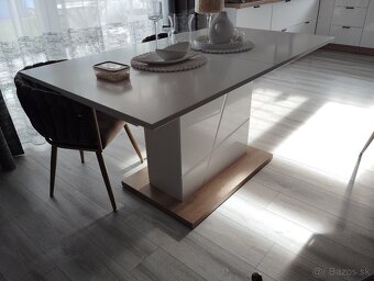 Predám roztahovaci jedálenský stôl - 2