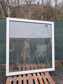 Predám plastove fix okna 150 x 150 cm a trapézove - 2