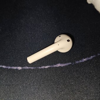 Ponúkam na predaj 1 ks slúchadla Apple AirPods 1 - 2