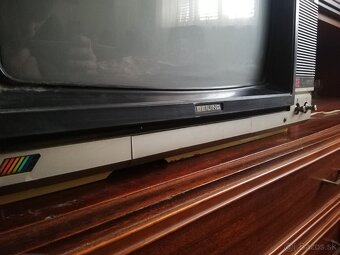 Retro farebny televizor bejing - 2