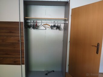 Skriňa 220x200x57-zasúvacie dvere - 2