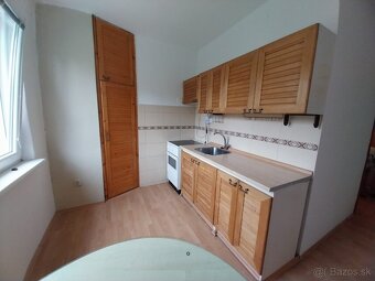 ⌂ Prenájom 2-izbový byt s balkónom 56 m2 Prievidzská Handlov - 2