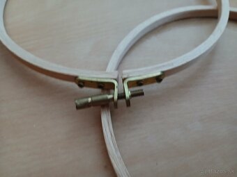 Drevená obruč na vyšívanie s bavlnkami - 2