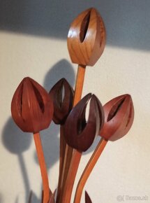 drevené tulipány a vyrezávaný obrázok - 2