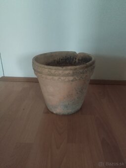 Starý hlineny kvetináč - 2