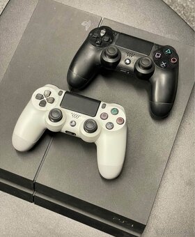 Playstation 4 plus 2 ovládače a slúchadlá - 2