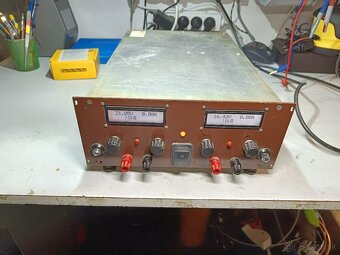 Laboratórny zdroj 2x 0-30V, 4A - 2