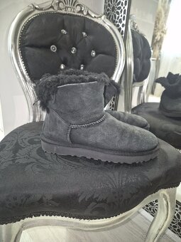 Ugg - 2