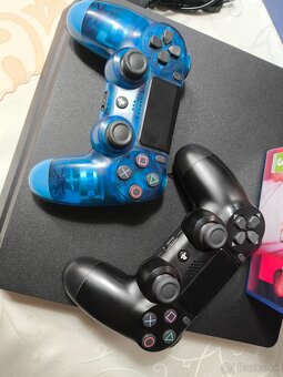 Sony PlayStation 4 slim +2x ovládač+ FIFA 2020 - 2