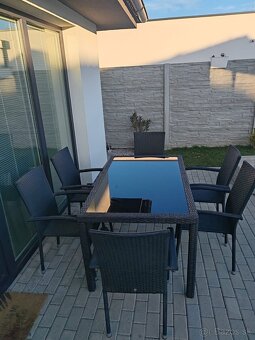 Stol zo sedackami - 2