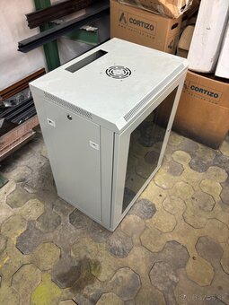 Predám málo požitú rack 15U skrynu - 2