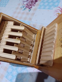 Predám starú drevenú kazetu na cigarety zapaľovače - 2