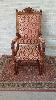 Staroẓ̌itné kreslo - 2
