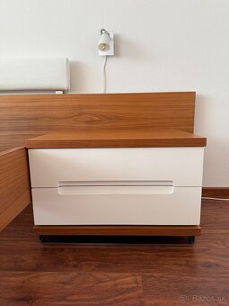 Predám moderný spálňový set – posteľ, nočné stolíky, stol - 2