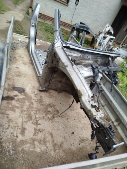 Pravá predná štvrtka Passat b8 nápravnica - 2