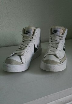 Nike Wmns Blazer Mid '77
- 2