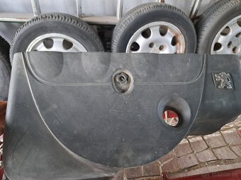 Puklice na peugeot 206 a kryt motora - 2
