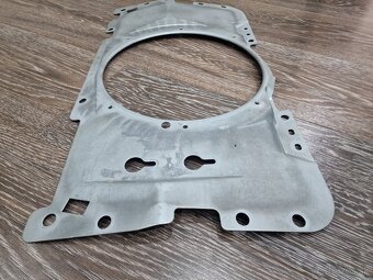 Predám OEM inštalačný rám pre subwoofer NISSAN 350Z - 2