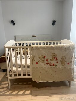 Detská drevená postieľka s matracom, perinou a iné - 2