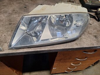 Predám predné svetlá na škodu octavia 2 original - 2