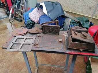 Staré Zámky, kľúče, čelo pece, vešiaky, okno - 2