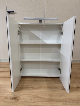 Nová horná závesná zrkadlová skrinka s LED osvetlením - 2