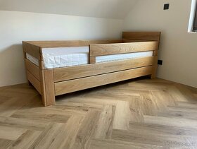 Dubová posteľ s detskými zábranami a úložným priestorom - 2