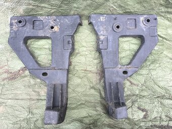Plastové držiaky predného nárazníka Audi A6 C6 4f - 2