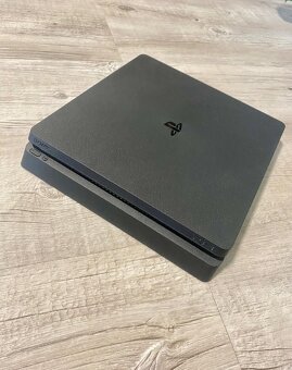 Sony PlayStation 4 Slim 500GB - 2x Dualshock , 9 Hier - 2