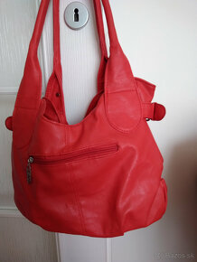Väčšia červená kabelka - 2
