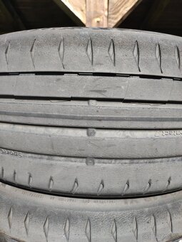 215/40R18 - 2